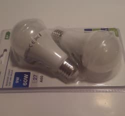 Becuri cu led si senzor crepuscular 9W lumina calda