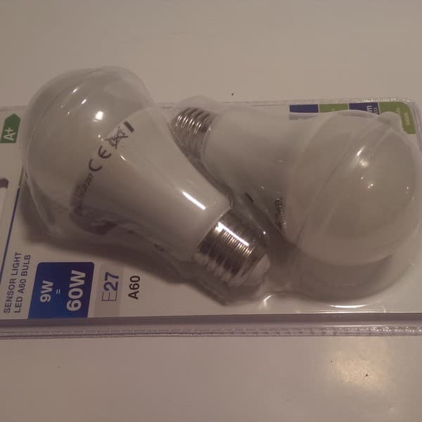 Becuri cu led si senzor crepuscular 9w lumina calda